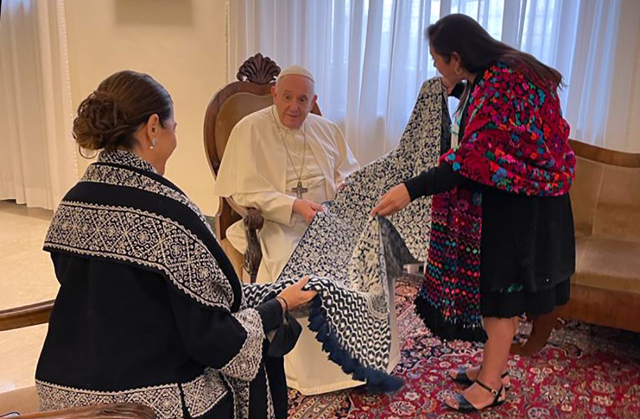 Recibe Papa Francisco a artesanas de Puebla