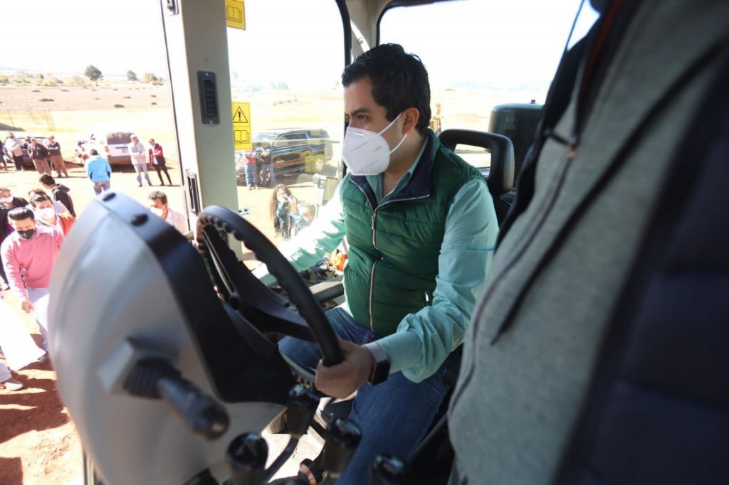 Lorenzo Rivera pone en marcha programa de mantenimiento de caminos.