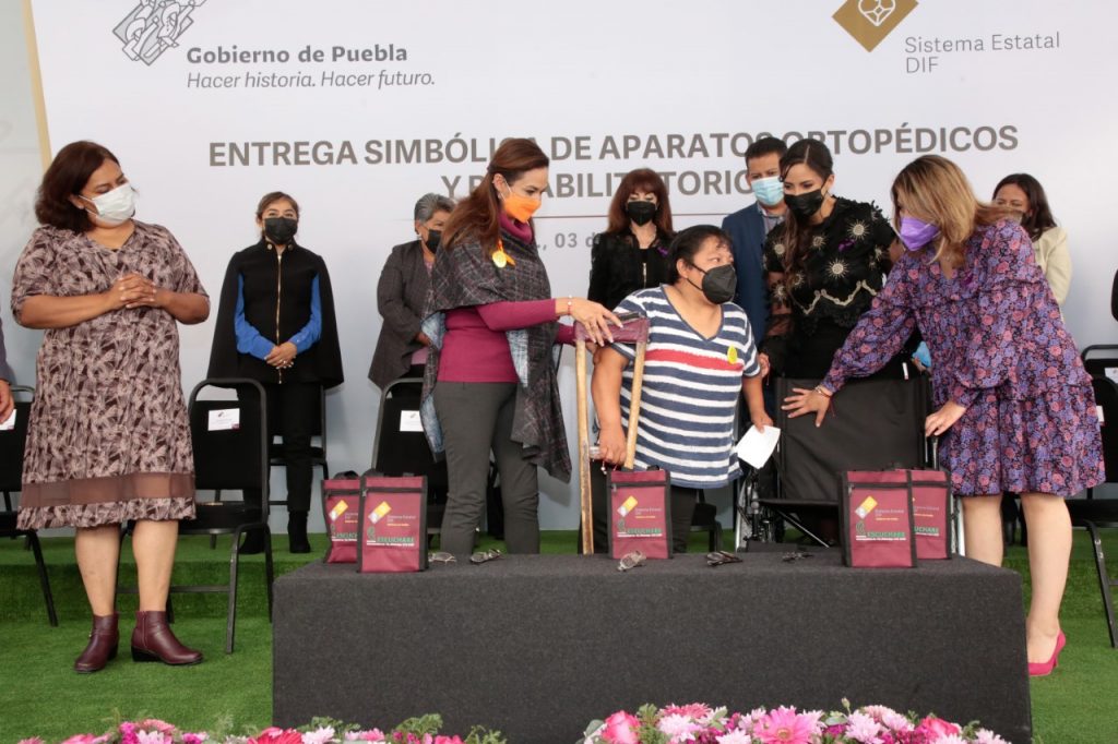 Con auditivos, lentes y sillas de ruedas, SEDIF beneficia a personas con discapacidad