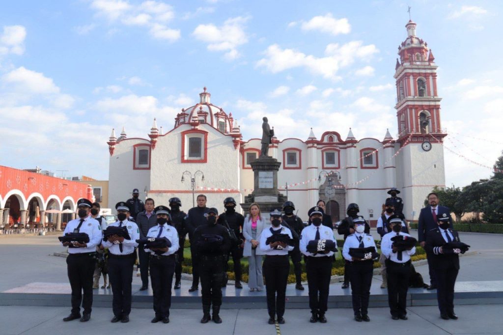 Paola Angon entrega uniformes a policías de San Pedro Cholula