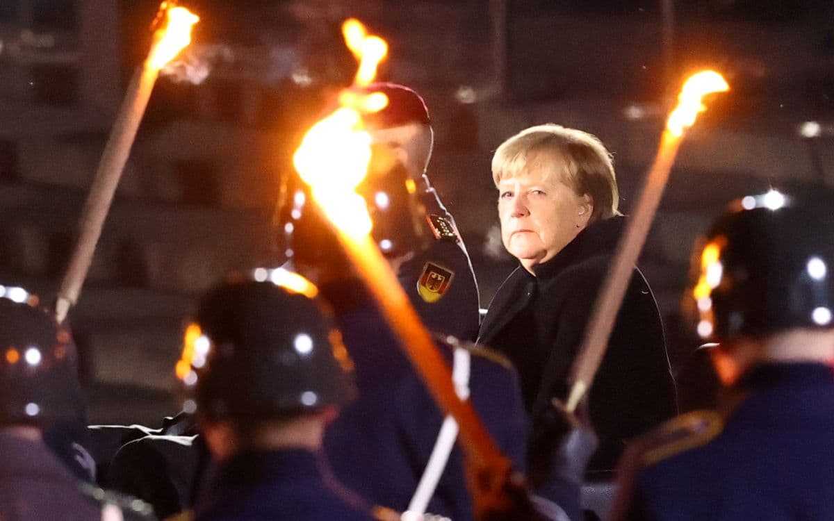 El ejército alemán despide a Merkel con antorchas, rosas y punk