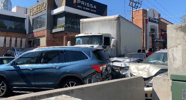 Video desde Puebla: Camión de carga pesada impacta seis vehículos en la Avenida Juárez