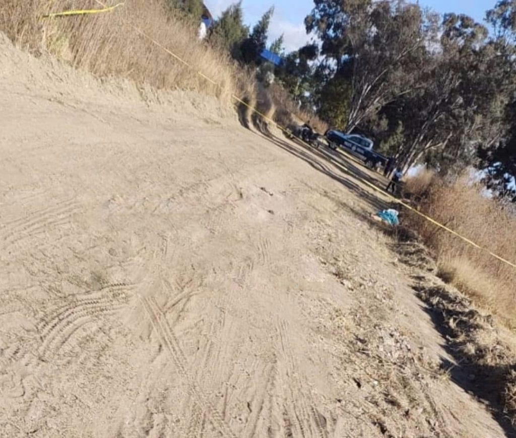 Hallan encobijado en Texmelucan con huellas de violencia.