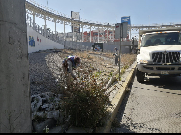 Realizan limpia y servicios públicos brigadas de mantenimiento al distribuidor Juarez-Serdán