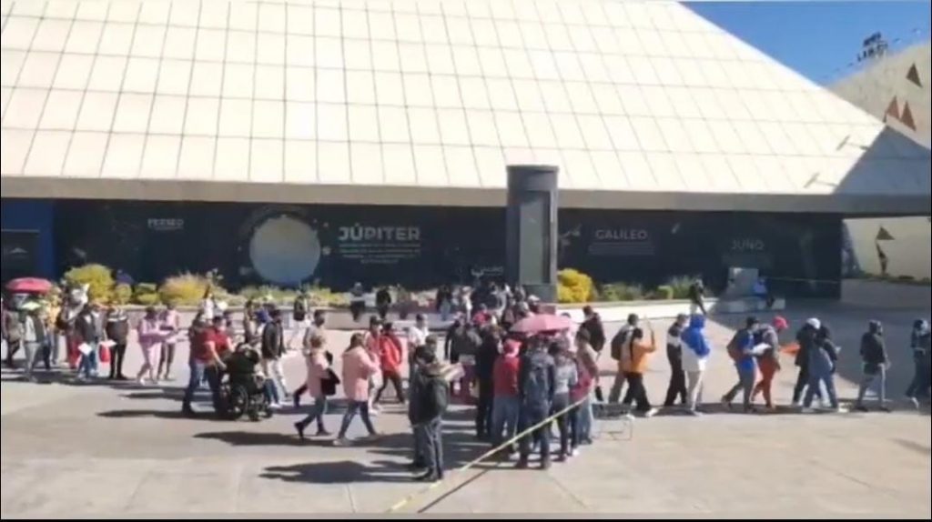 Video desde Puebla: Milenials saturan los centros de vacunación