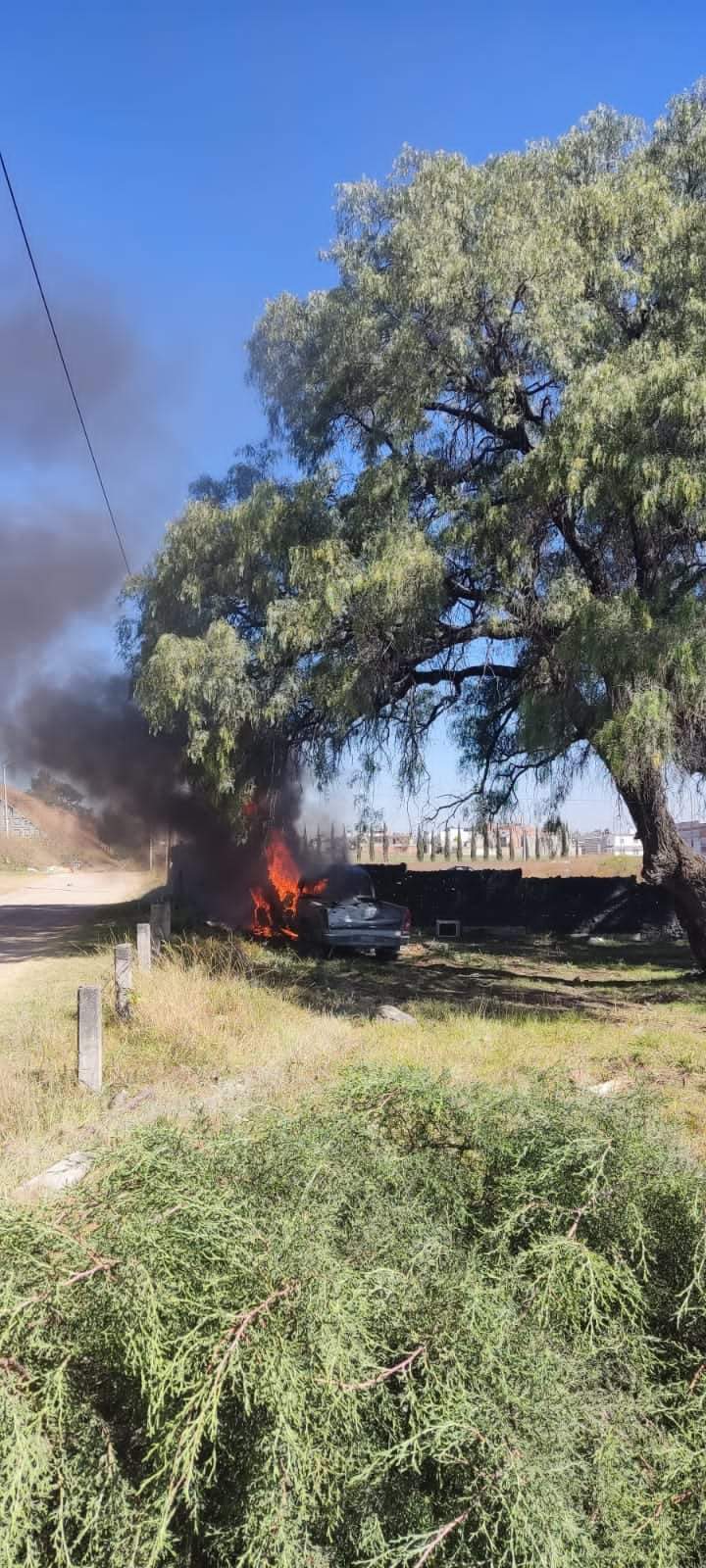 Se quema vehículo en Cuautlancingo