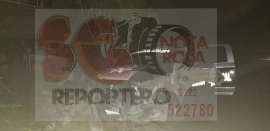 Patrulla de la policía de Tlacotepec se mete a una casa en San José Tlacuitlapan