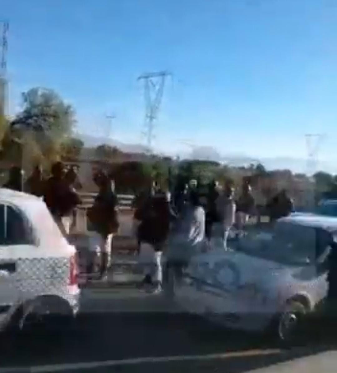 Video desde Puebla: Caravana migrante genera embotellamiento en la México Puebla