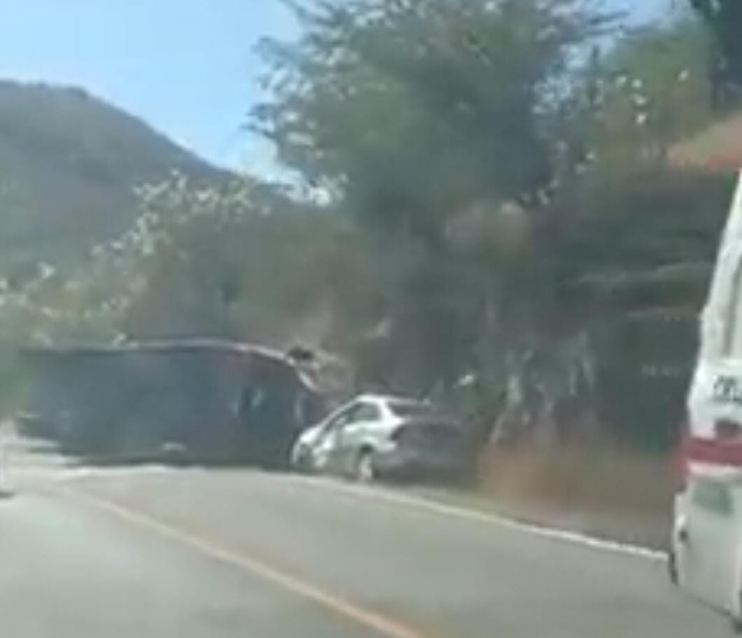 Video desde Puebla: Fallece camionero volcado en Acatlán