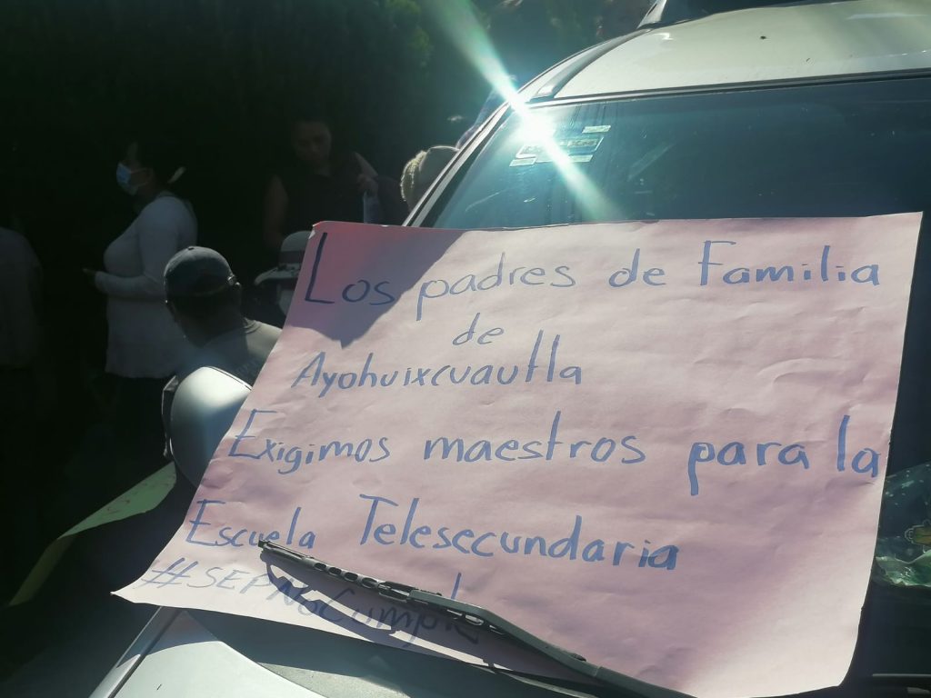 Un grupo de padre de familia se manifiesta afuera de las oficinas de la CORDE en Huauchinango