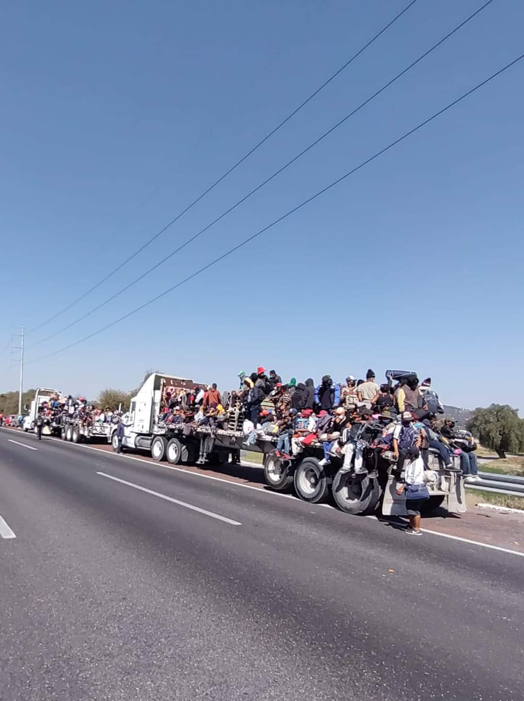 Fotonota: Migrantes cierran la Puebla-México dirección a la capital del país
