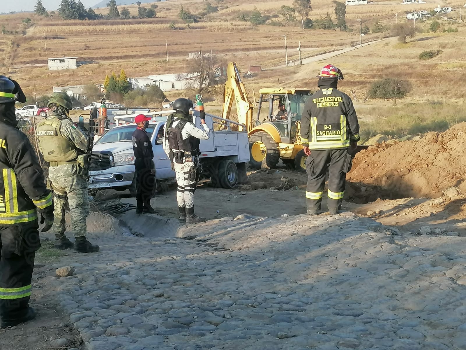 Fotonota: Secretaría de Seguridad Pública, Protección Civil estatal, Pemex y Bomberos sellan toma clandestina en San Matías Tlalancaleca