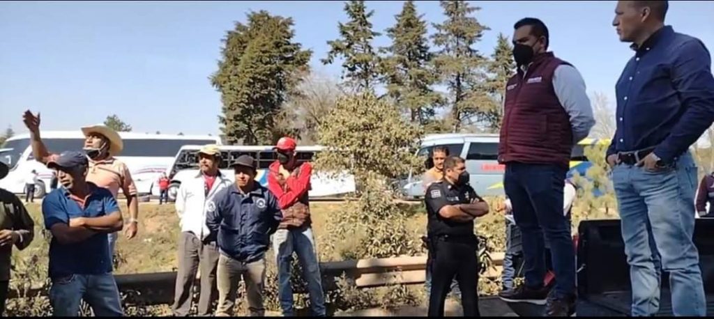 Bloquean la carretera en la Bóveda Hidalgo; demandan mantenimiento a la vía