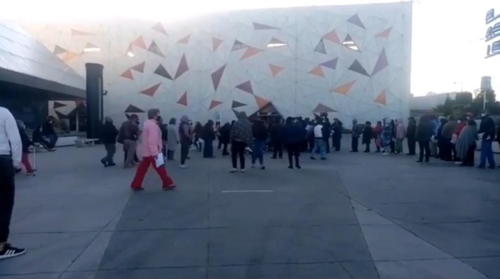 Video desde Puebla: Adultos mayores van a ponerse dosis de refuerzo al centro expositor