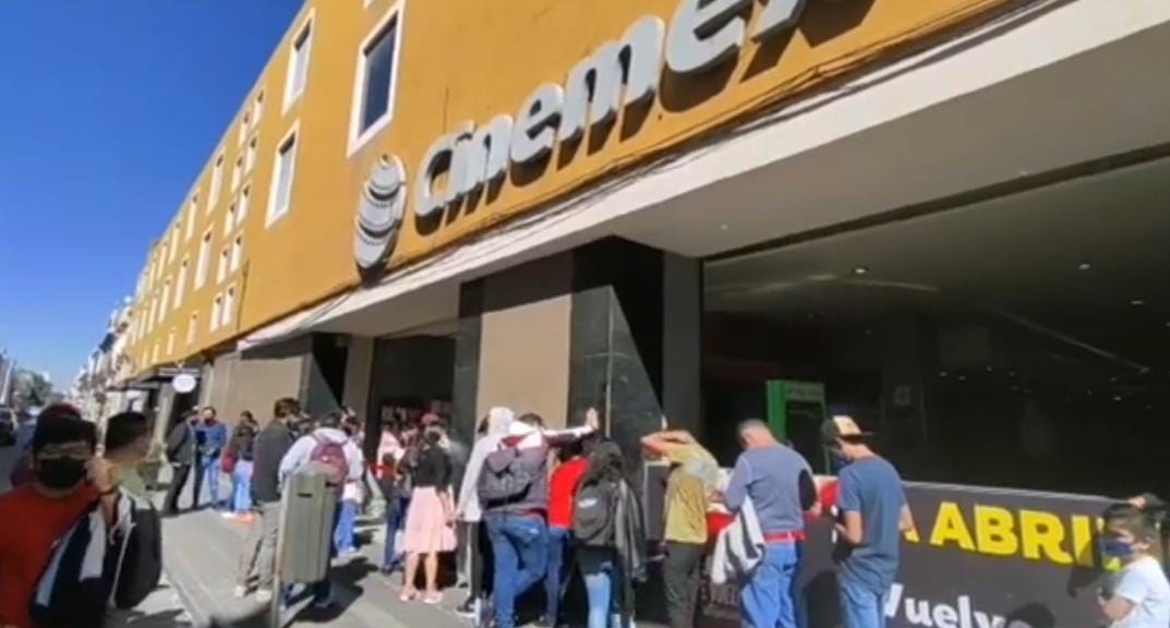 Video desde Puebla: Largas filas para ver Spiderman en la capital
