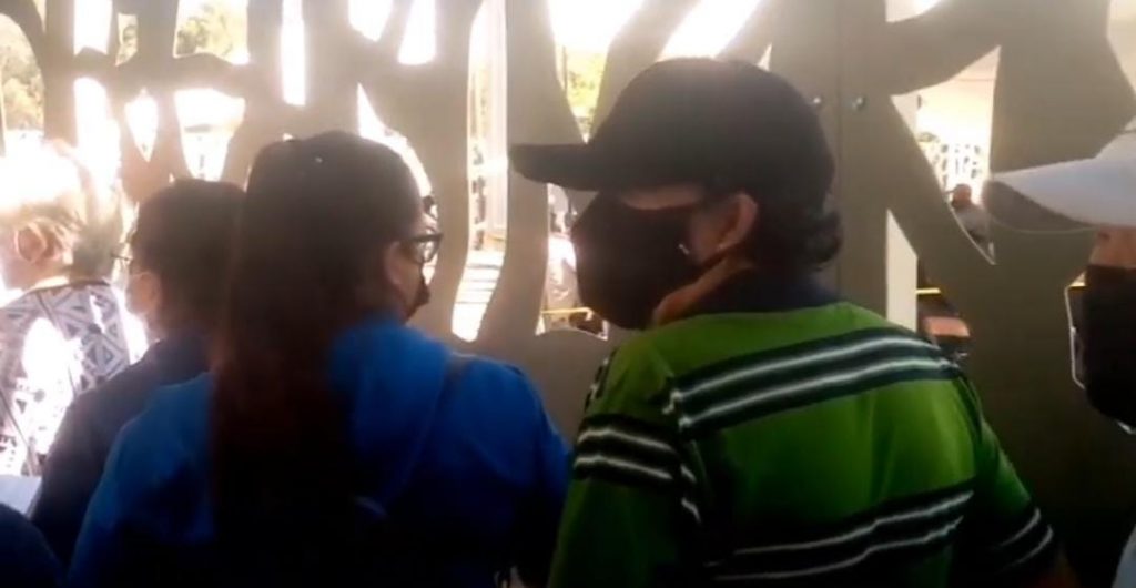 Video desde Puebla: Avanza vacunación en el HNP; aunque la gente genera embotellamiento en la zona