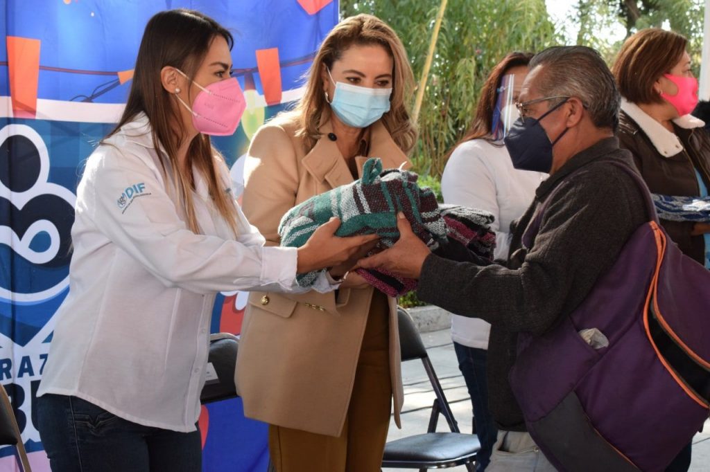 Paola Angon entrega apoyo a personas de la 3ra edad