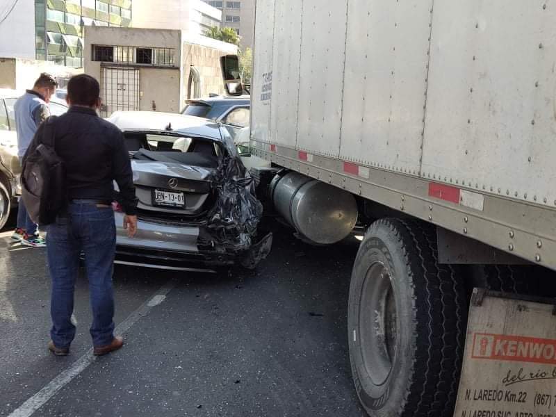 Fotonota: Camión se queda sin frenos y provoca carambola en la Avenida Juárez