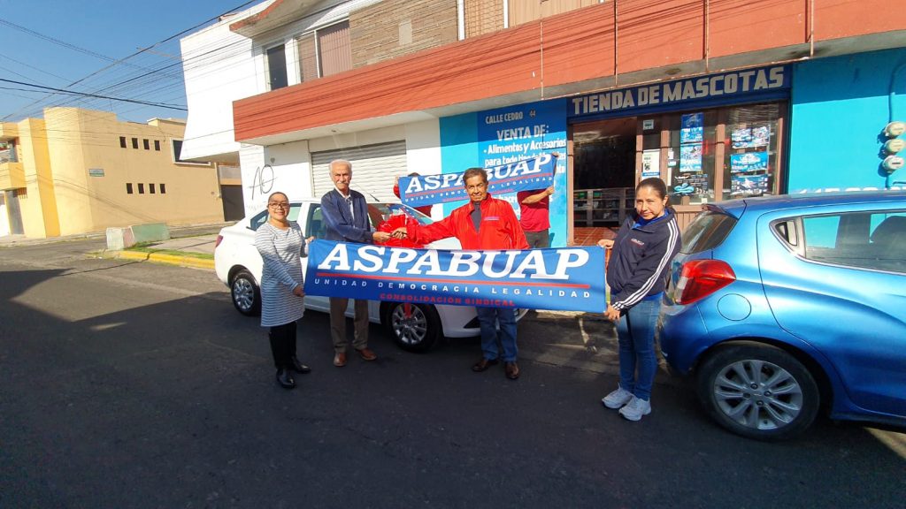  La ASPABUAP entregó automóvil 2022 al profesor jubilado de Arquitectura, afortunado ganador