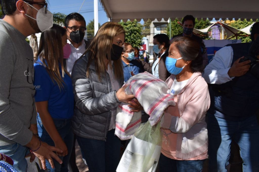 Paola Angon llevó a Momoxpan el programa “Abraza a un Abue”