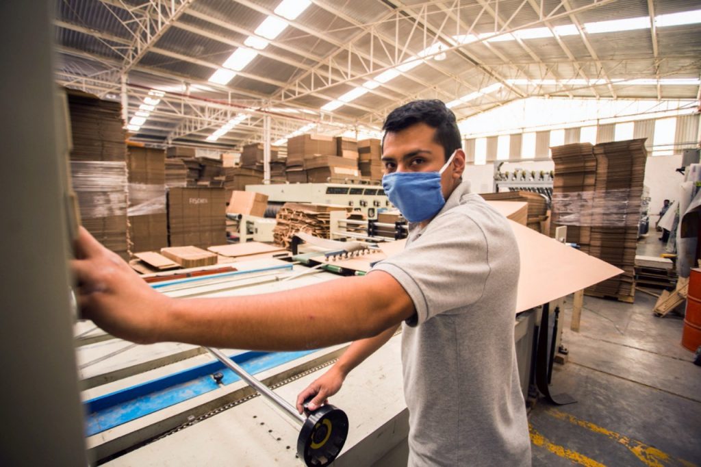 Crece empleo en industrias manufactureras y de construcción