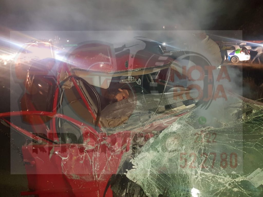 Fuerte accidente sobre Periférico deja una persona prensada