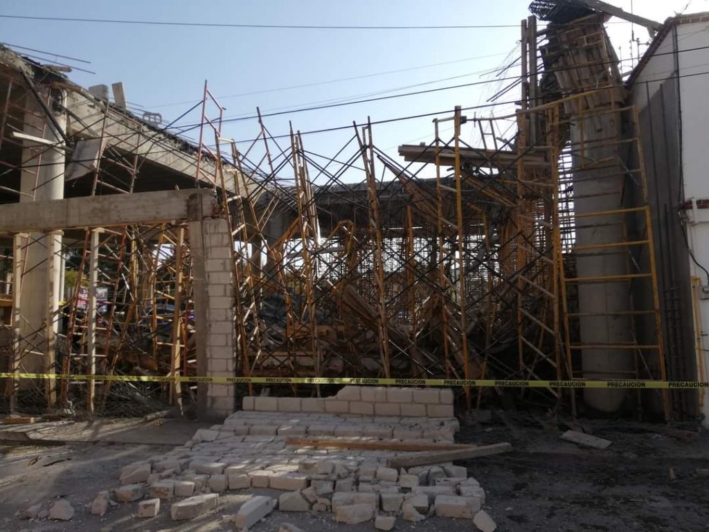 Video desde Puebla: Tres lesionados, saldo de derrumbe de construcción en la 31 Oriente
