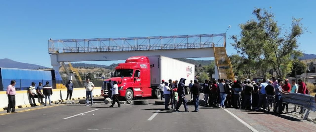 Vecinos de Tlahuapan bloquean la México Puebla