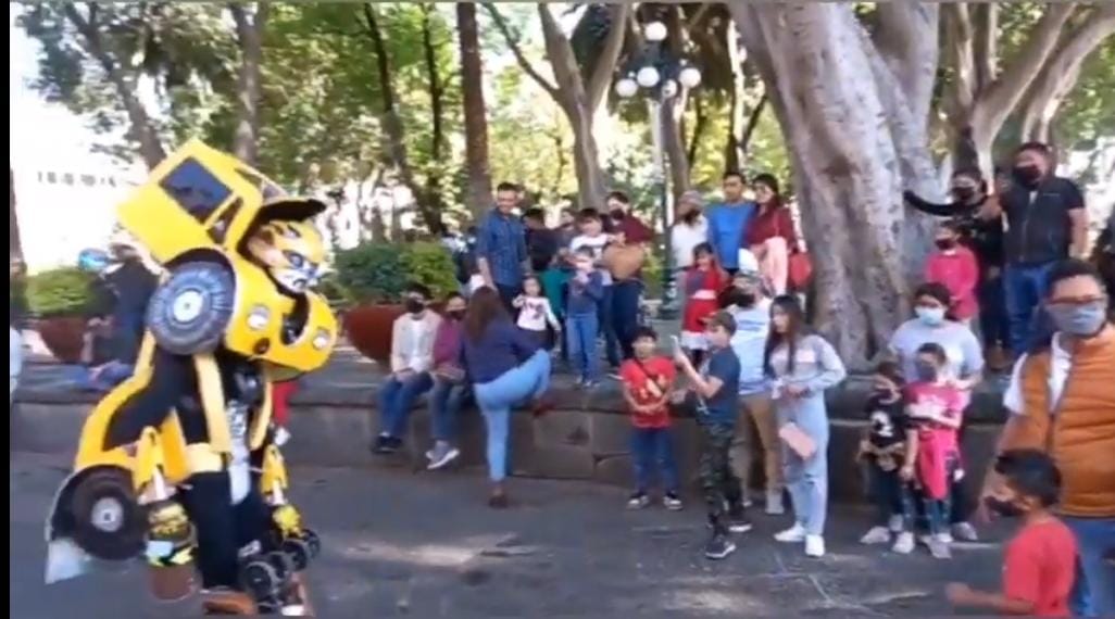 Video desde Puebla: Disfrazado de Bumblebee, joven obtiene monedas en el centro histórico