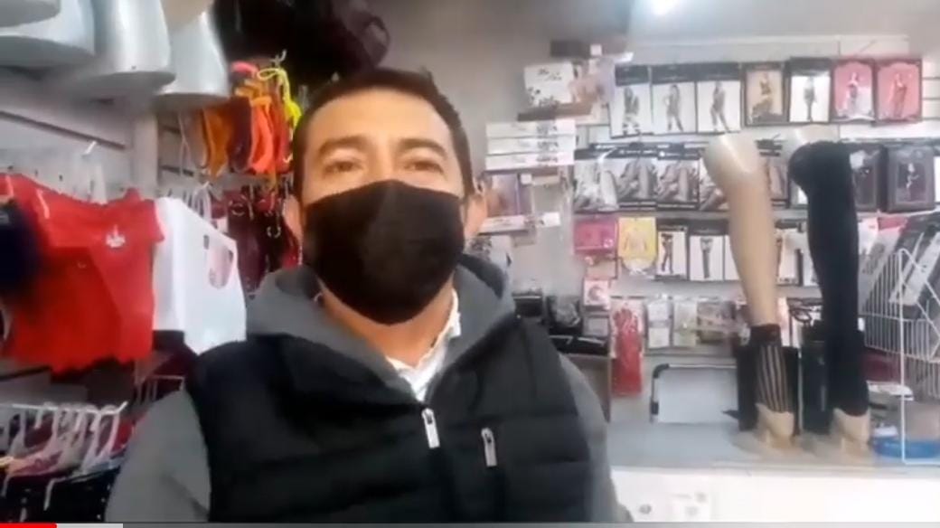 Video desde Puebla: Típico fin de año…vendedores de lencería esperan mejorar ventas mientras otros poblanos cargan gasolina para enero