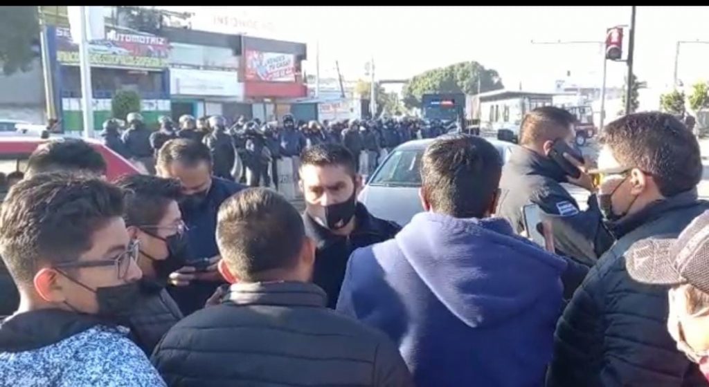 Video desde Puebla: Operadores de taxis ejecutivos protestan contra los límites en sus tarifas y bloquean avenidas principales de la Angelópolis