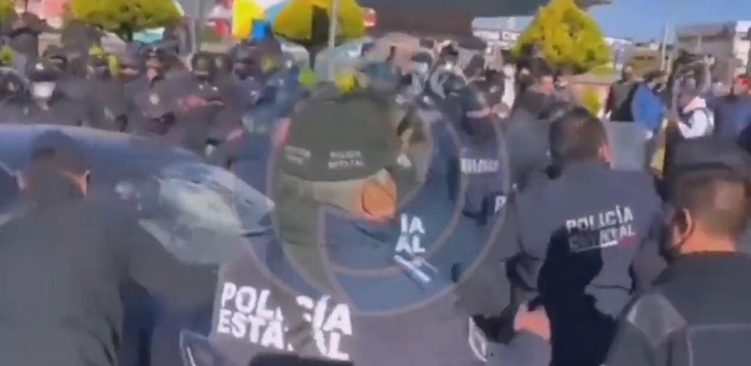 Video desde Puebla: Se sale de control protesta de operadores de taxis de aplicación