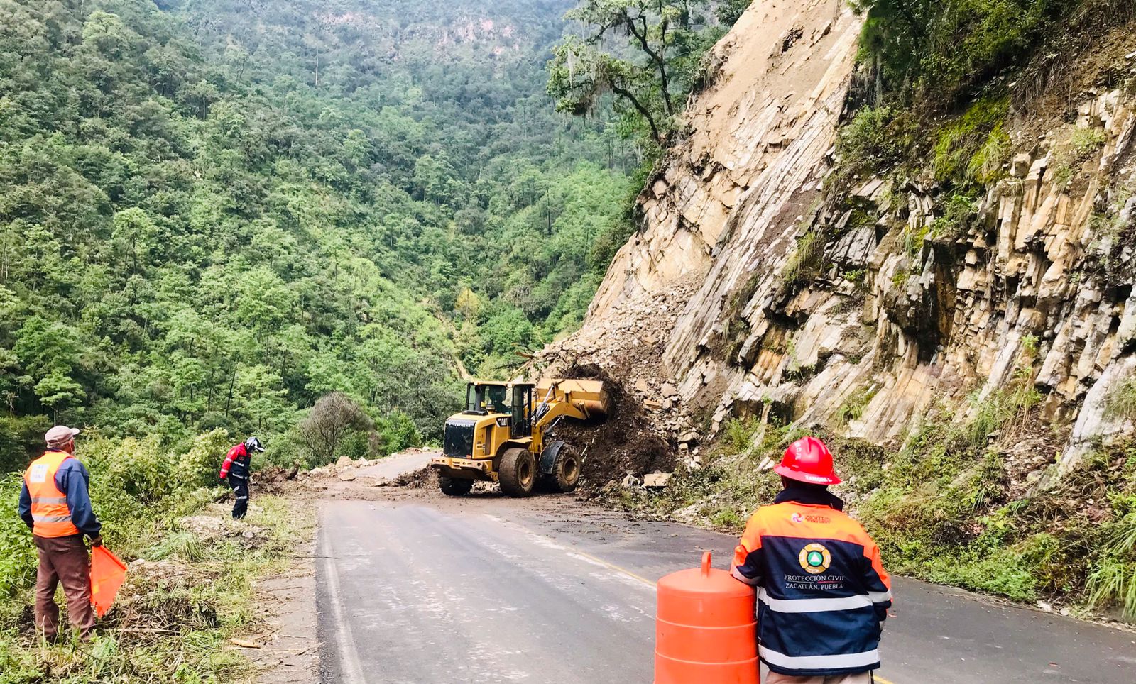 Remoción de escombros en camino a San Miguel ya tiene avance del 90%