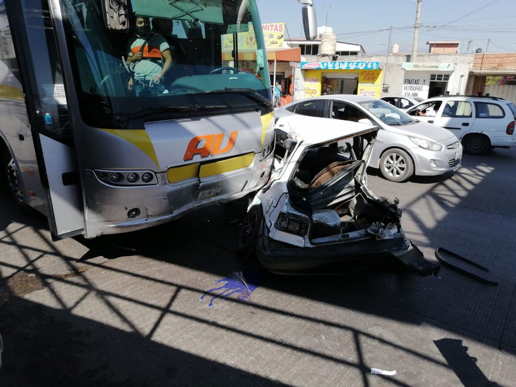 AU aplasta a compacto en Amozoc y sus tripulantes se salvan de milagro