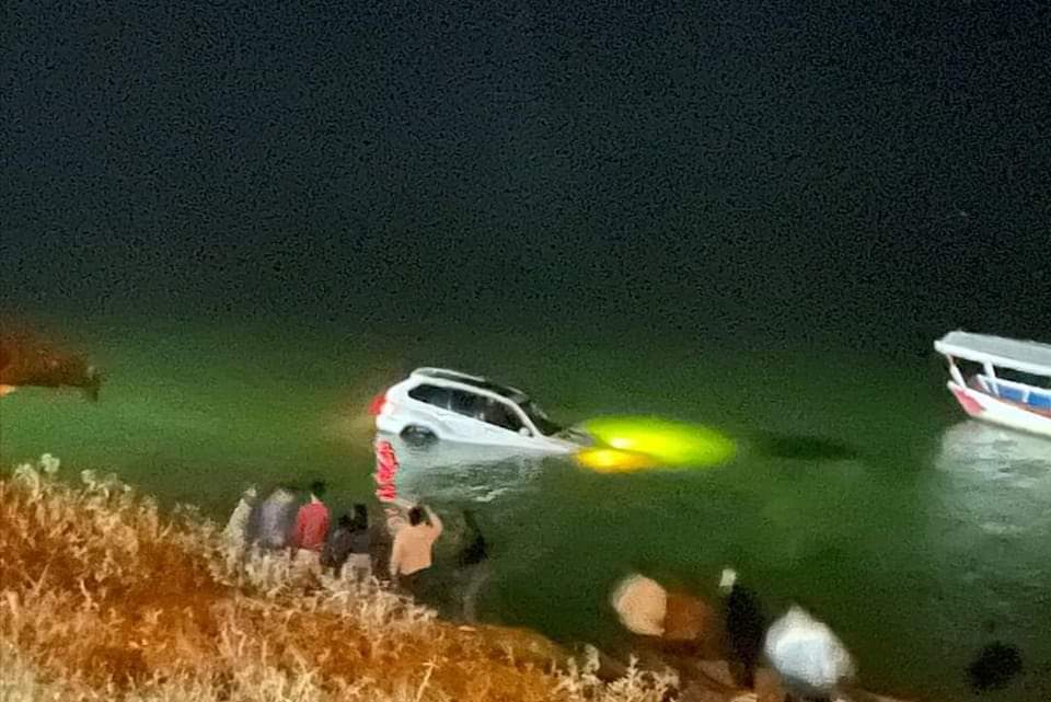 Camioneta BMW supuestamente conducida por alguien ebrio termina hundida en la presa de Tenango de las Flores