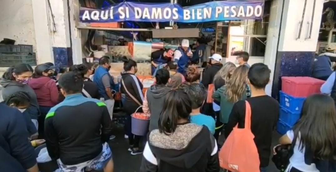 Video desde Puebla: Pese a incremento de casos covid-19,  poblanos se aglutinan en el mercado 5 de Mayo y el tren turístico Cholula