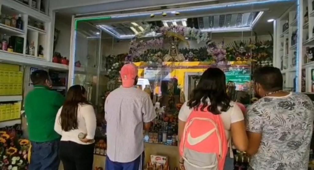 Videos desde Puebla: Tanto la catedral como el altar de la Santa Muerte, muy  concurridos en fin de año