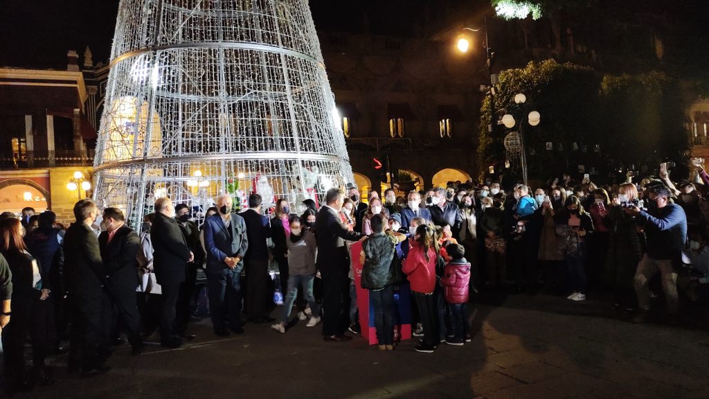 Eduardo Rivera enciende luces y árbol navideño en el zócalo