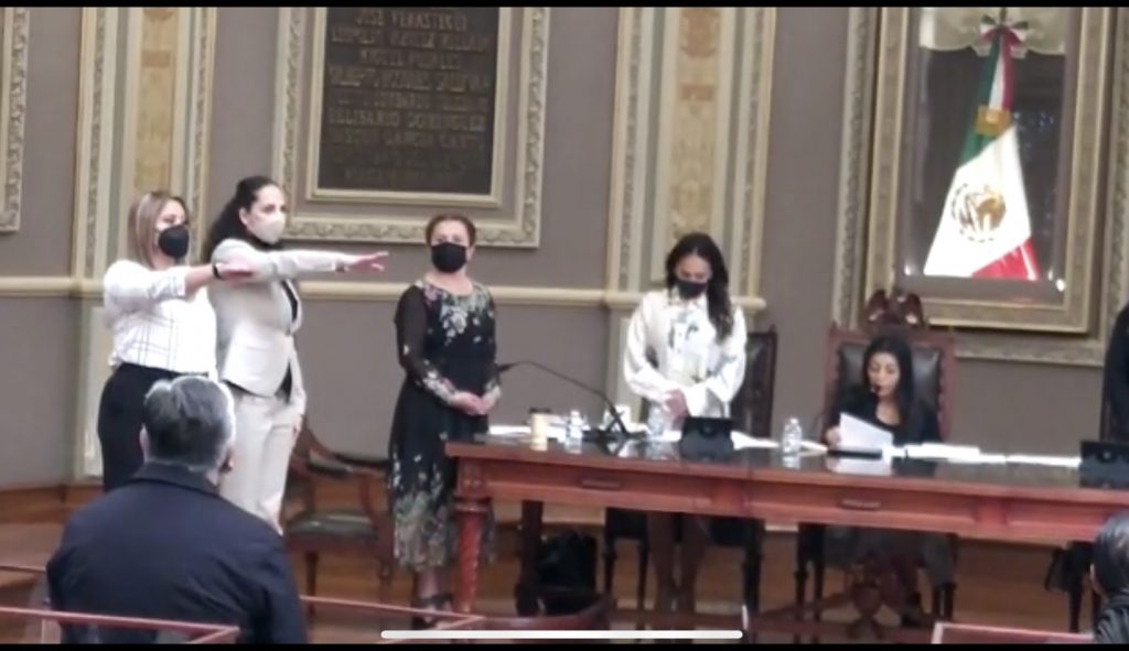 Rinden protesta ante el congreso los comisionados del Instituto de Transparencia