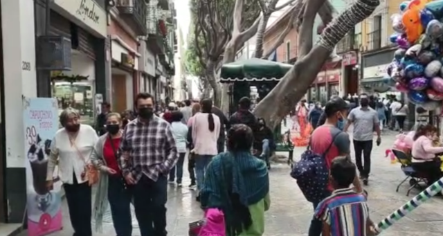 Video desde Puebla: Por compras navideñas se desborda la gente en el centro de la capital