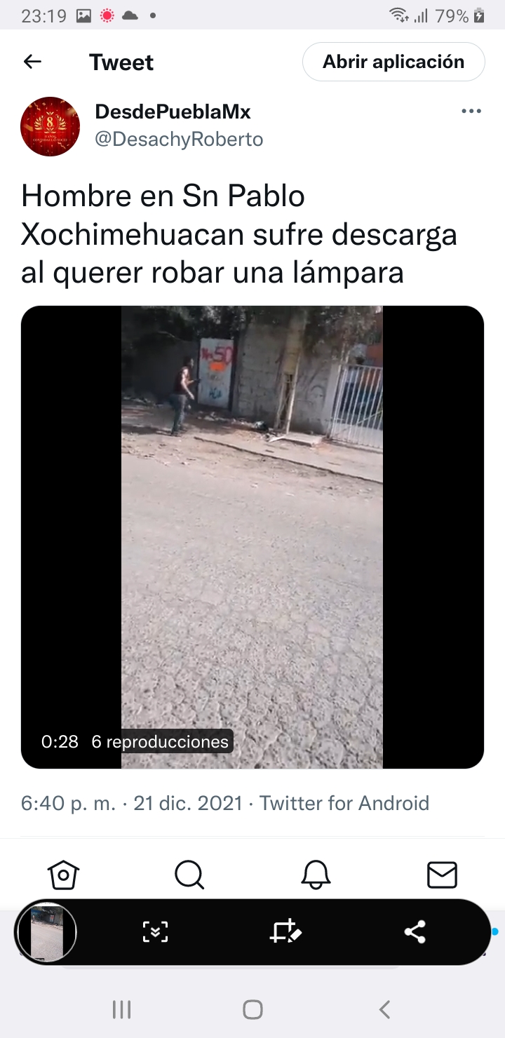 Video desde Puebla: Hombre sufre descarga al querer robar lámpara en Xochimehuacan