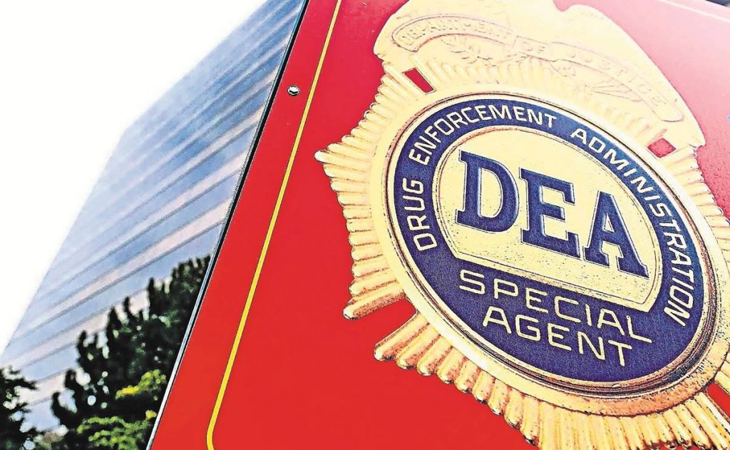 México accedió a emitir más visas para agentes de la DEA, dice subsecretario en EU