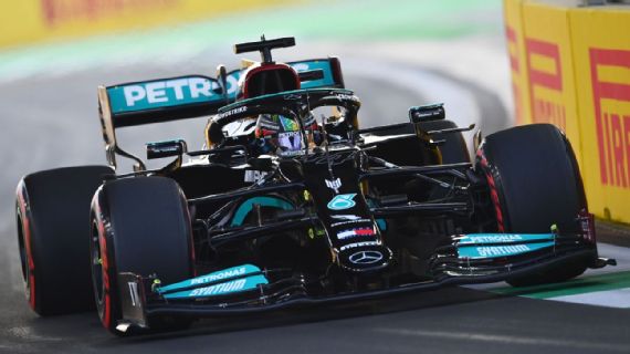 Lewis Hamilton domina y Checo Pérez se hunde en primeros libres de Arabia