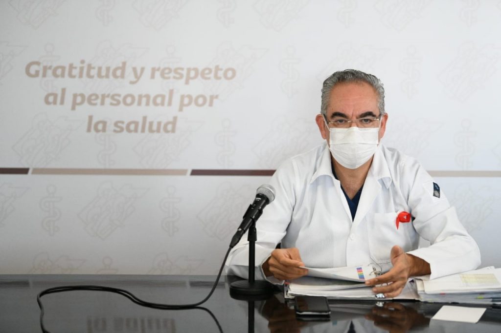 Video desde Puebla: Familias de adolescentes entorpecen la vacunación y se arriesgan al acompañarlos todos, advirtió Martínez García