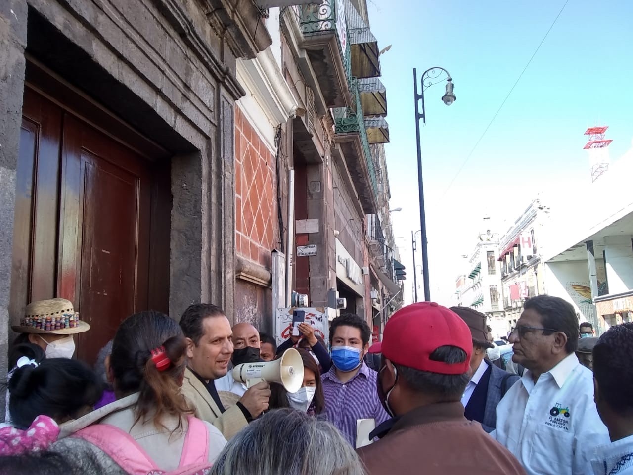 Video desde Puebla: Políticos de Morena y ONGS se manifiestan en el Congreso local contra la aprobación del DAP