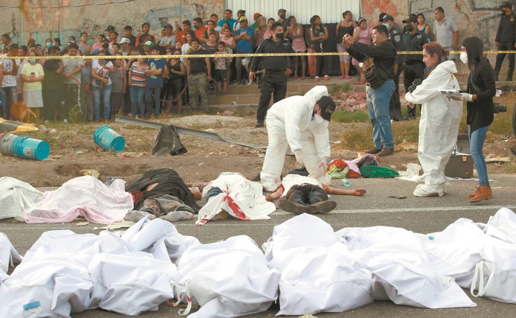 Mueren 54 migrantes que viajaban en un tráiler