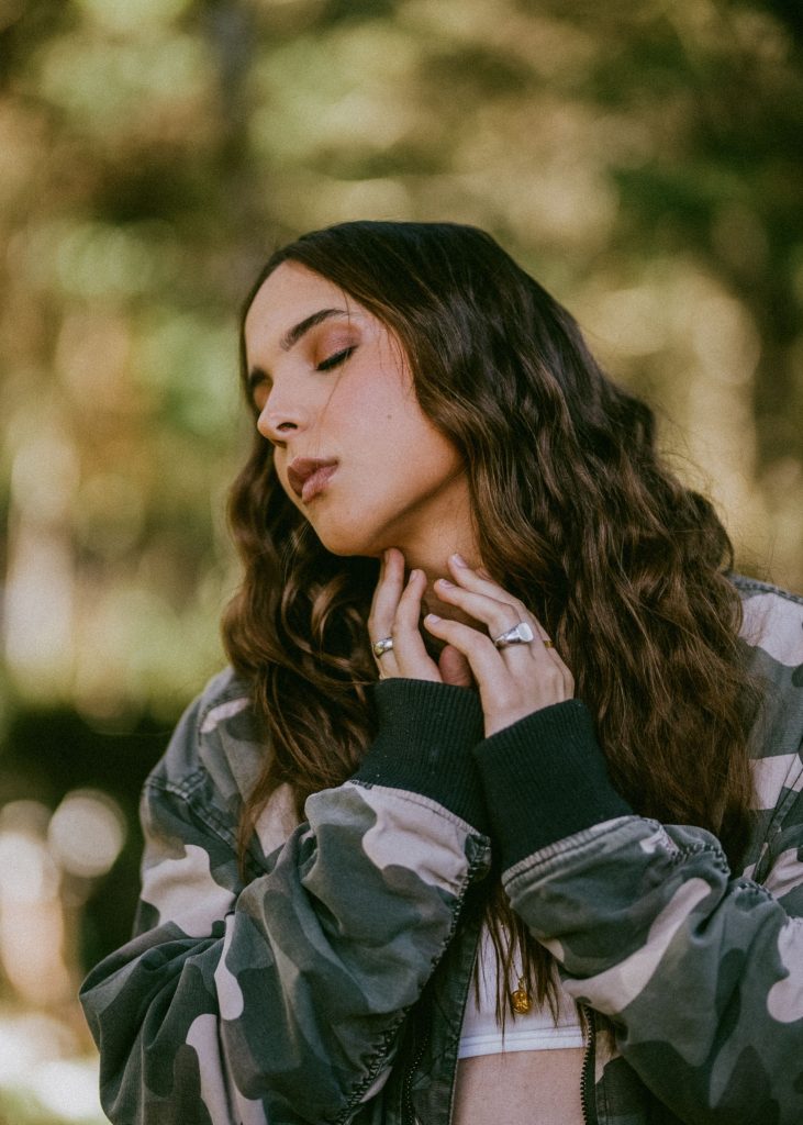 Laura Stangl lanza su nuevo sencillo ”Cuento de Hadas”