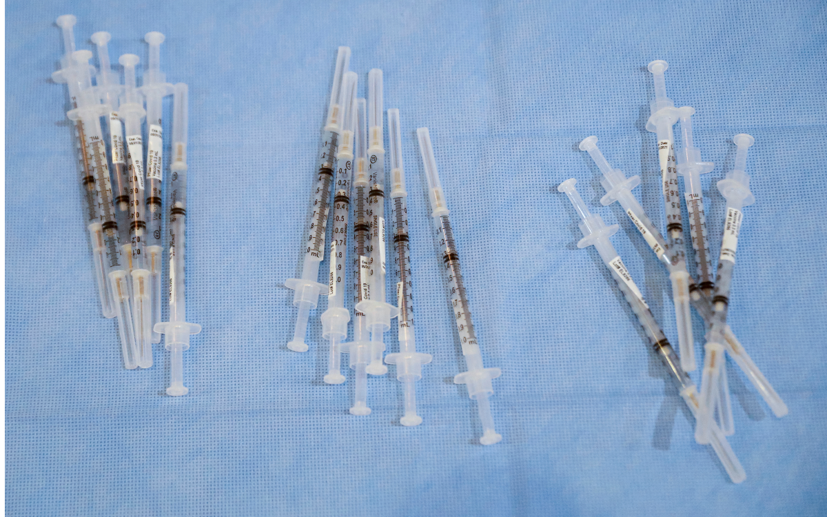 Vacunas de Pfizer y Sinovac no son efectivas contra ómicron, revela estudio en Hong Kong