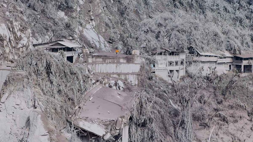 Elevan a 22 muertos y 27 desaparecidos por la erupción de un volcán en Indonesia