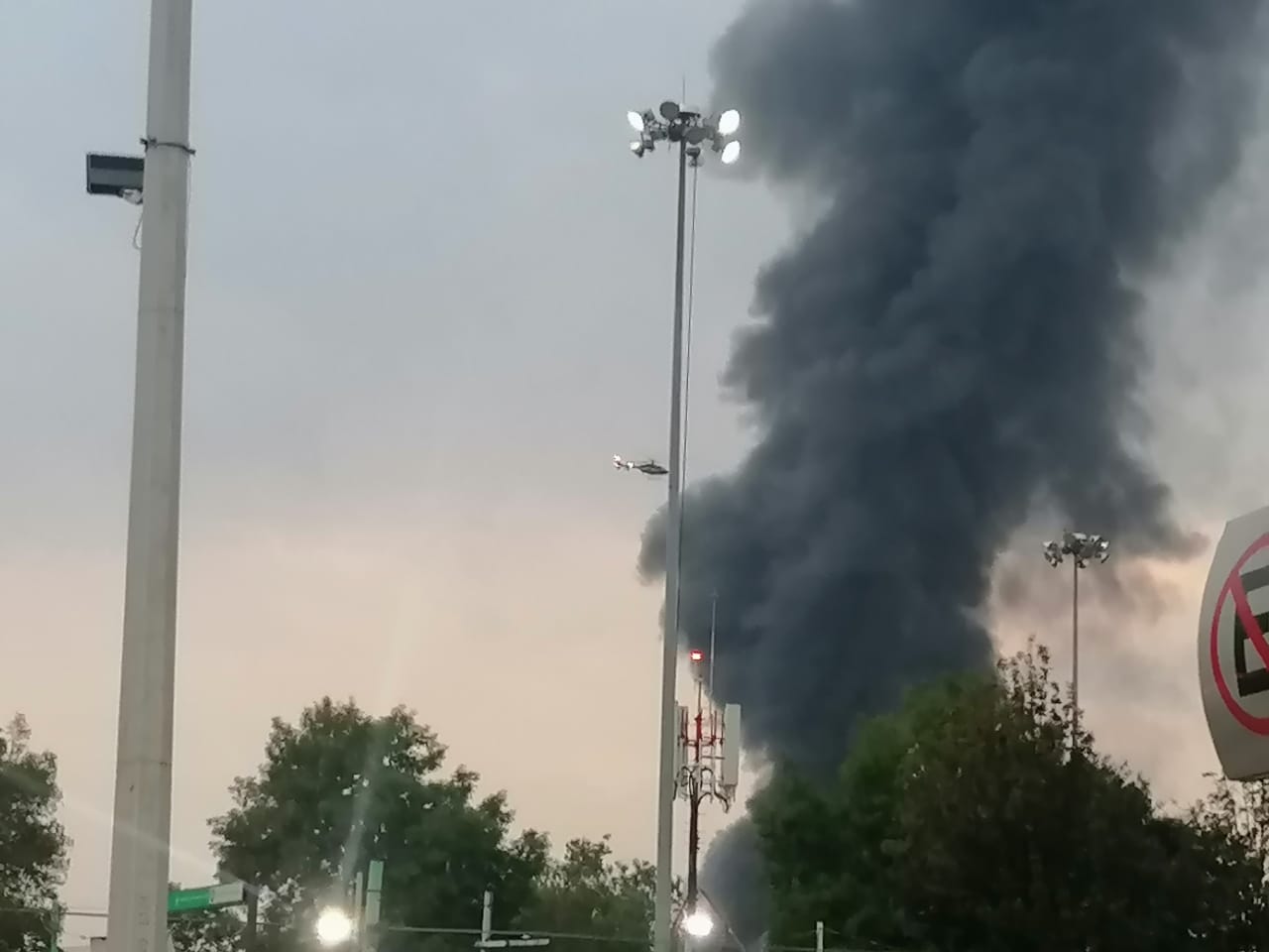 Se registra un aparatoso incendio en una fábrica ubicada en inmediaciones de La Raza, en la Ciudad de México.